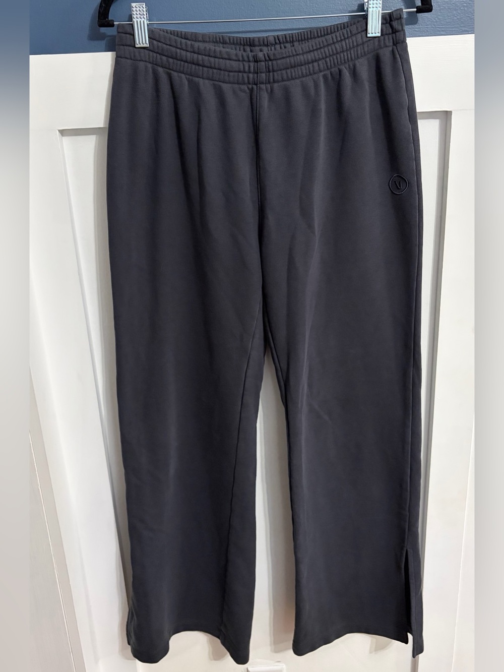 Vuori Women’s Sedona Wide Leg Split Hem Pants Charcoal Gray Size Medium VW4044